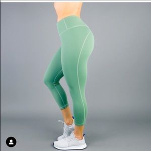 Buff bunny - Camilla Cropped Leggings - Sage Green